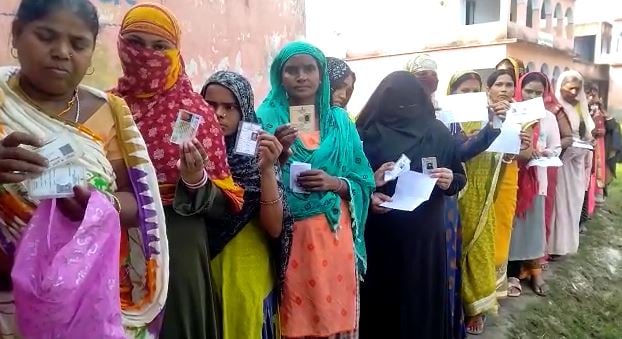 मोकामा उपचुनाव :  मतदान केंद्रों पर महिला मतदाताओं की उमड़ी भीड़, अब तक 27% वोटिंग