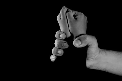 RANCHI: पढ़ाई के नाम पर बच्चे से करवाया जा रहा था घरेलू काम, गलती पर गर्म रोड से दाग कर दी जाती थी सजा