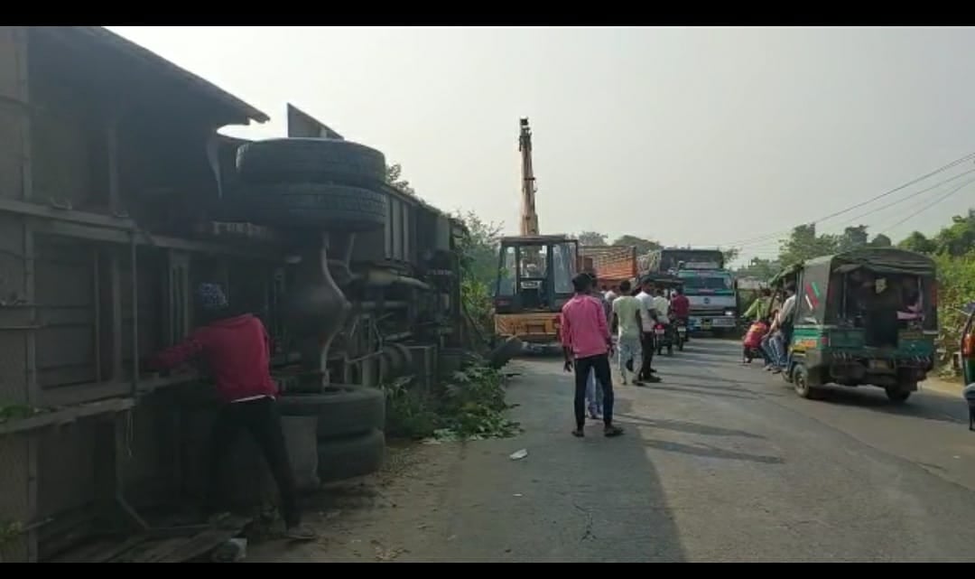 भागलपुर से बोकारो जा रही यात्री बस गोविंदपुर में पलटी, जानिए कैसे हुई दुर्घटना