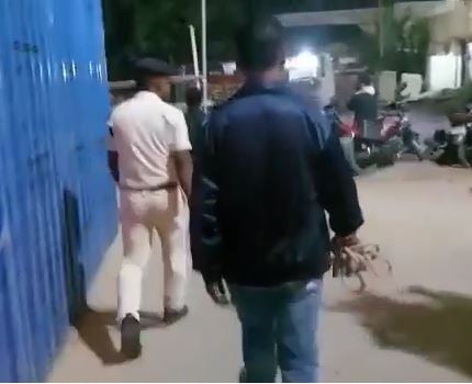बेगूसराय में पुलिस की लापरवाही, अपनी हथकड़ी खुद पकड़ कर जा रहा कैदी