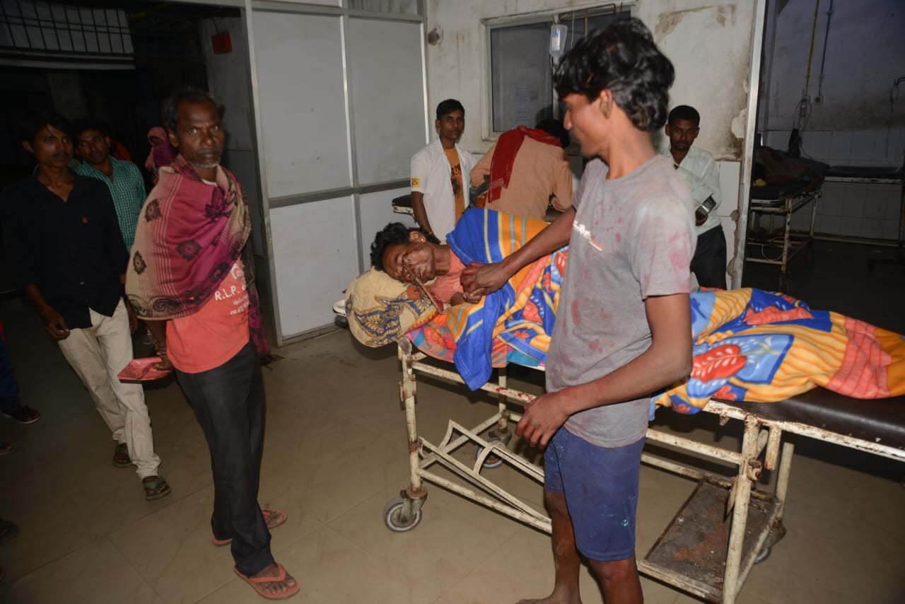 SNMMCH की बड़ी लापरवाही! मरीज के आंख में घुसा रहा सरिया, बेड नहीं मिलने से घंटो टला रहा इलाज