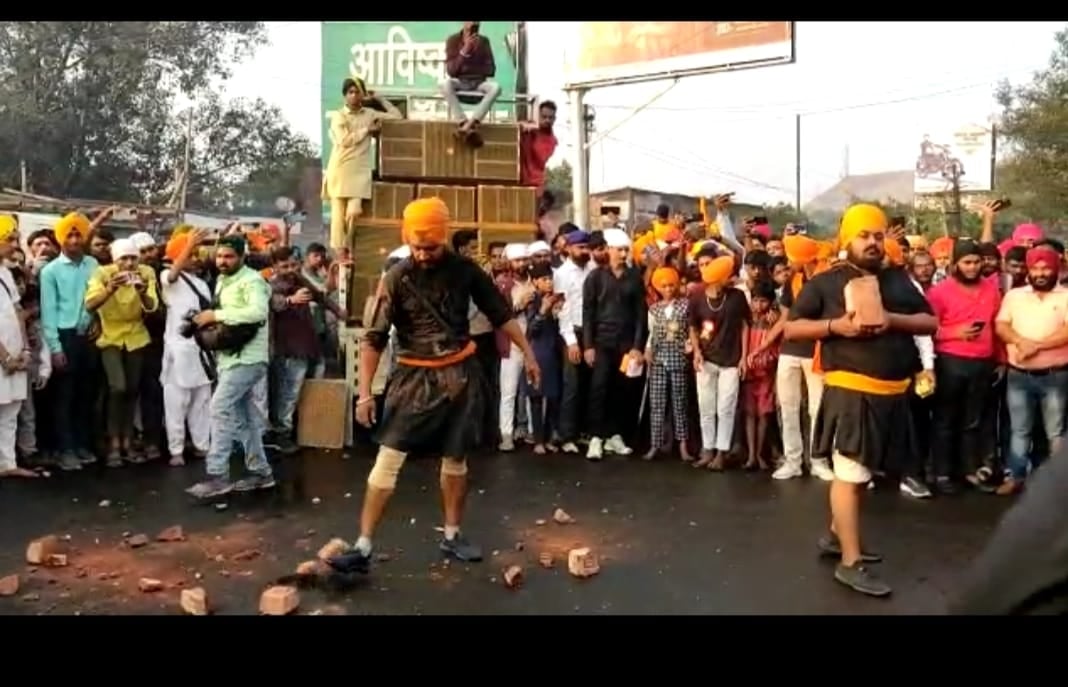 DHANBAD: प्रकाश पर्व पर निकली आकर्षक झांकी, दिखे हैरतअंगेज करतब