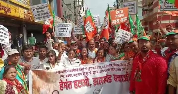 हेमंत सरकार के खिलाफ भाजपा का उग्र प्रदर्शन, सरकार की नीतियों के विरोध चरणबद्व आंदोलन करने की चेतावनी