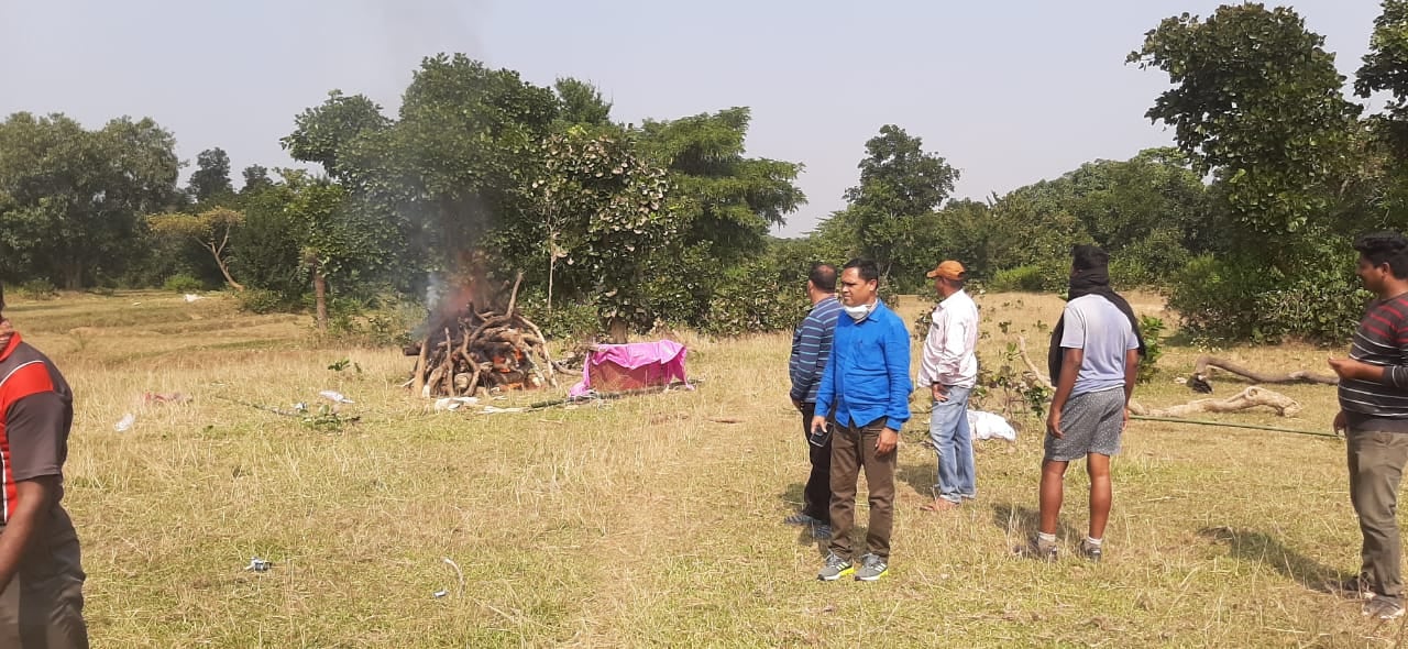 जब गांव वालों ने अर्थी को कंधा देने से किया मना, तो दुमका एसडीपीओ मो नूर मुस्तफा अंसारी आए सामने, दिया अर्थी को कंधा और पहुंचाया श्मशान