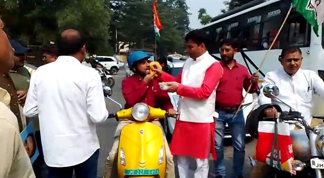जमशेदपुर में फ्लाईओवर शिलान्यास और एमजीएम मेडिकल कॉलेज में 500 बेड की सौगात से कांग्रेसियों में खुशी, लोगों के बीच बांटा लड्डू