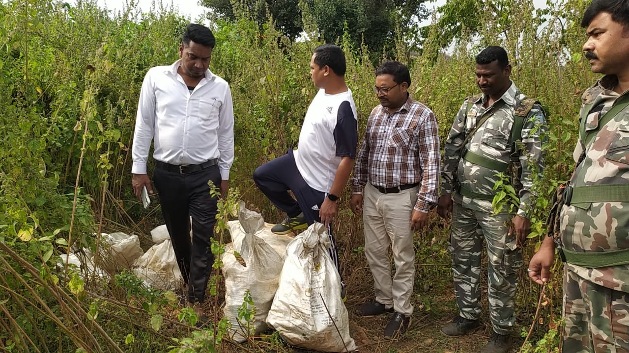 BREAKING: अवैध पत्थर खदान के खिलाफ रैयतों ने खोला मोर्चा, एक्सप्लोसिव के साथ दो पोकलेन और पांच हाइवा की चाबी जब्त