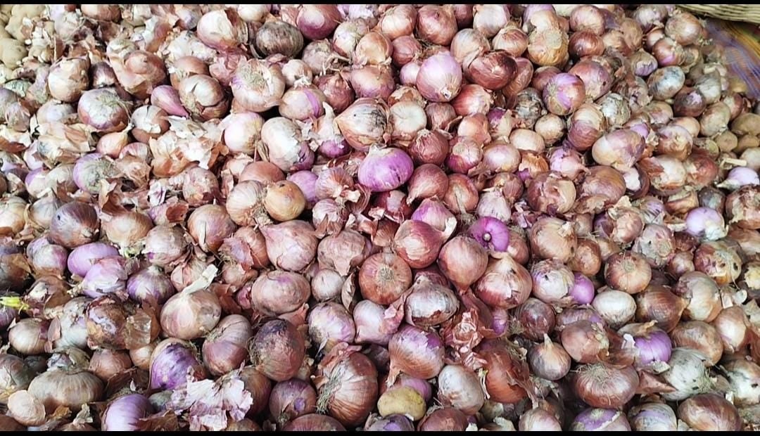 धनबाद के लोग पूछ रहे महंगाई तेरे कितने रूप,अब तो प्याज के दाम भी आंखों से निकाल रहे आंसू