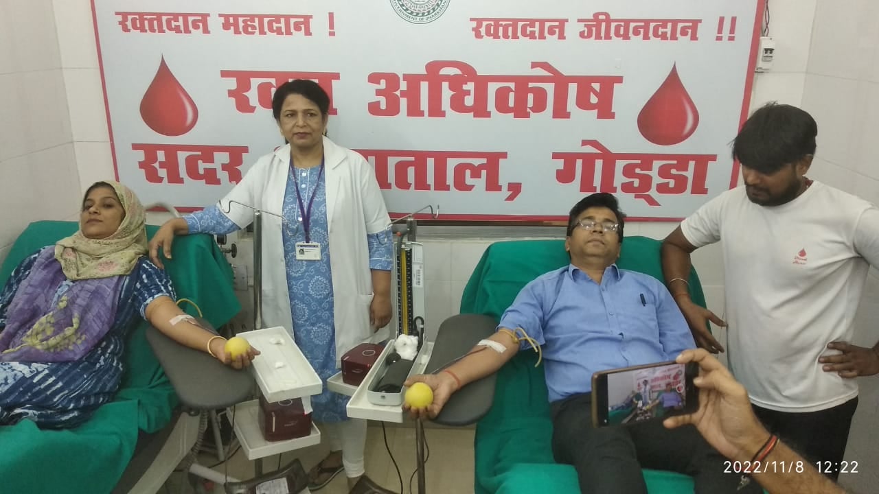 गोड्डा : ब्लड की कमी से जूझ रहा ब्लड बैंक,स्वास्थ्य कर्मियों ने की पहल, किया रक्तदान