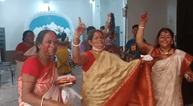 सिंदूर खेला के साथ महिलाओं ने दी मां दुर्गा को विदाई