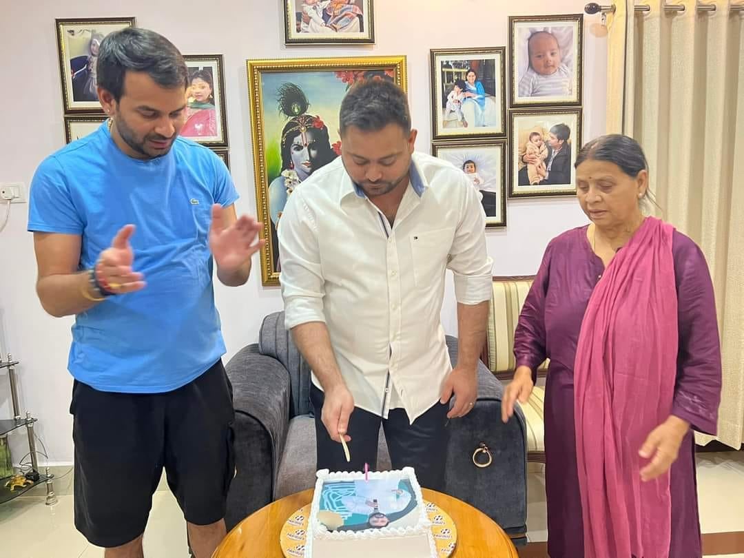 33 साल के हुए तेजस्वी, तेज प्रताप ने आधी रात केक कटवाकर छोटे भाई को जन्मदिन की दी बधाई