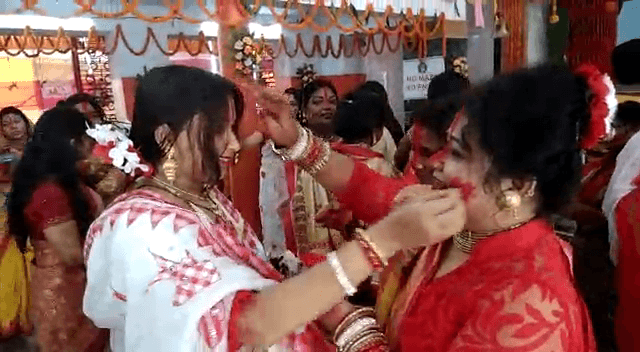 आंखों में आंसू और मांग में सिंदूर लिए मां की विदाई