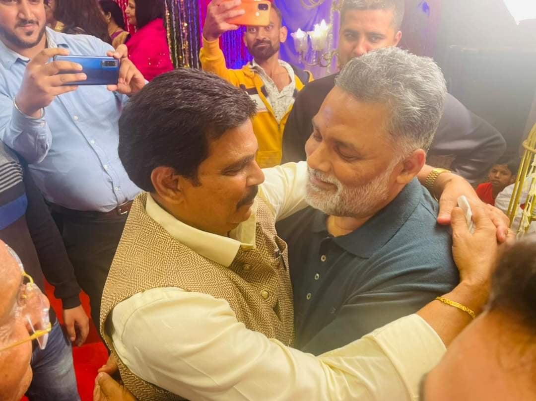 दुश्मनी बदली दोस्ती में, बाहुबली नेता पप्पू यादव और आनंद मोहन गले लग खत्म की सालों की दुश्मनी