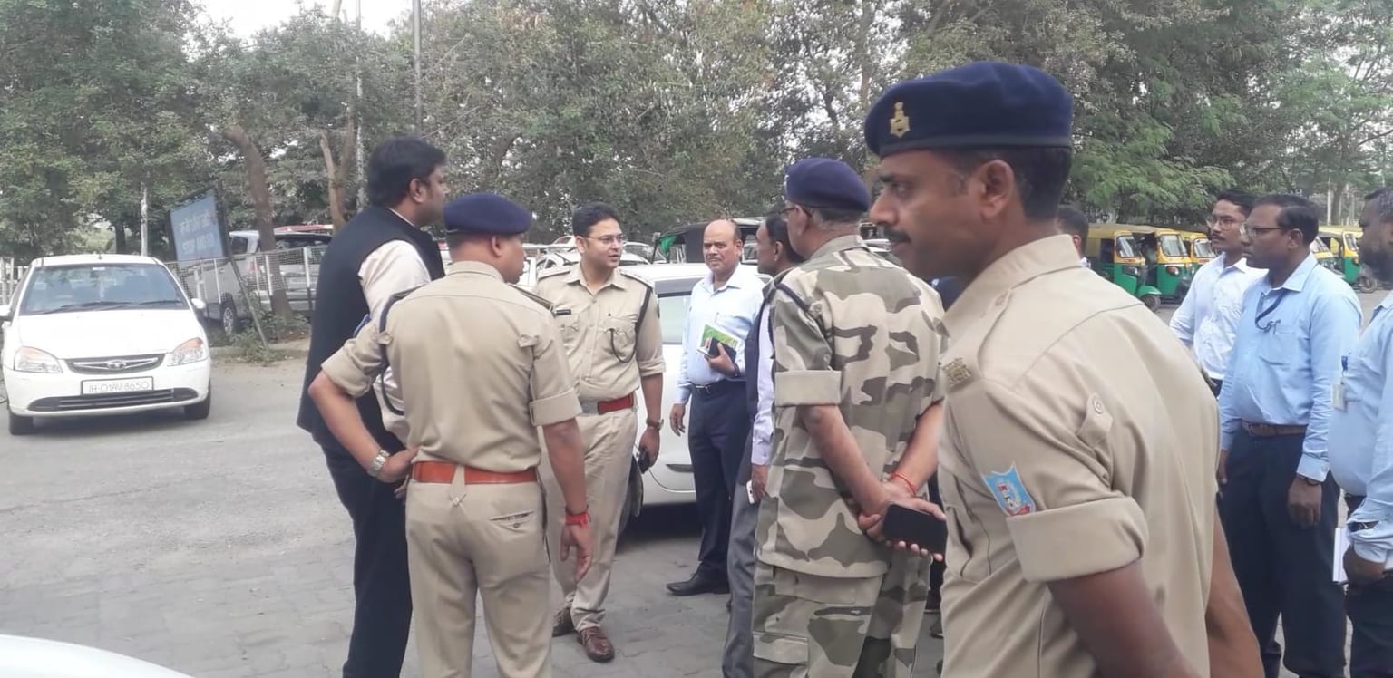 राष्ट्रपति के दौरे को लेकर रांची एयरपोर्ट अथॉरिटी के साथ जिला पुलिस की बैठक,एयरपोर्ट का लिया जायजा