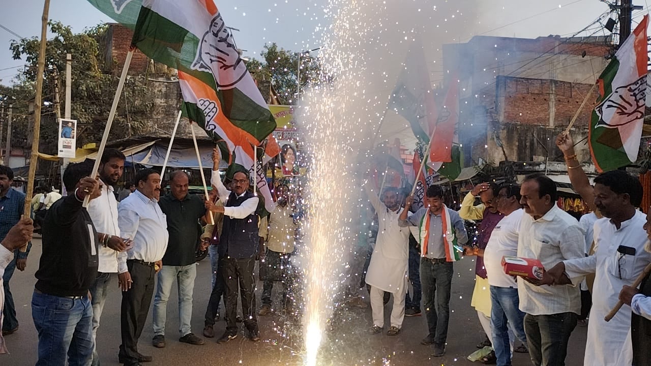 1932 का खतियान आधारित स्थानीय नीति पारित होने पर दुमका में जश्न, कार्यकर्ताओं ने शहर भर में बांटी मिठाइयां