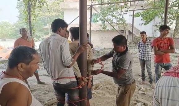 मुजफ्फरपुर में चोरी के आरोप में दो युवकों की पोल से बांधकर की पिटाई, वीडियो वायरल