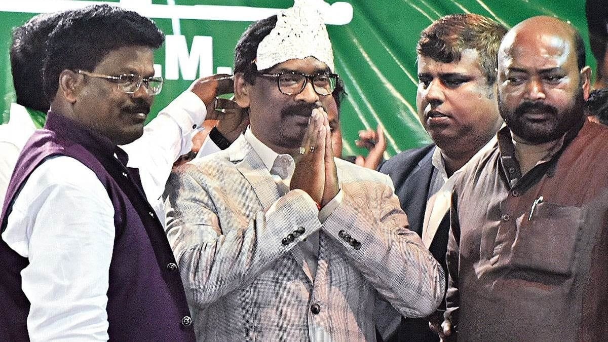 झामुमो धनबाद जिला समिति ने खूब मनाया जश्न, लेकिन अलग-अलग गुटों में बंटकर, जानिए कैसे क्या हुआ