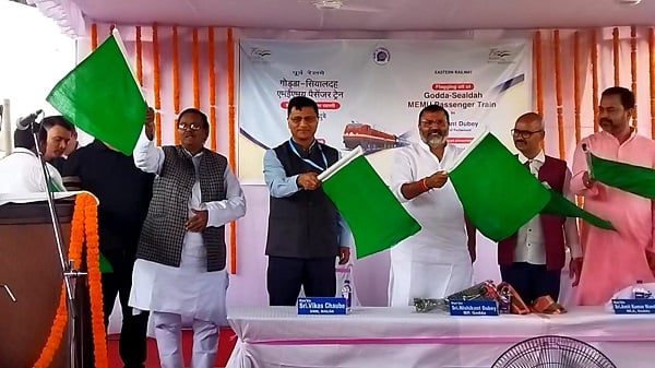 गोड्डा को मिली नयी ट्रेन की सौगात, निशिकांत दुबे ने दिखाई हरी झंडी, 1932 पर क्या कहा जानिए