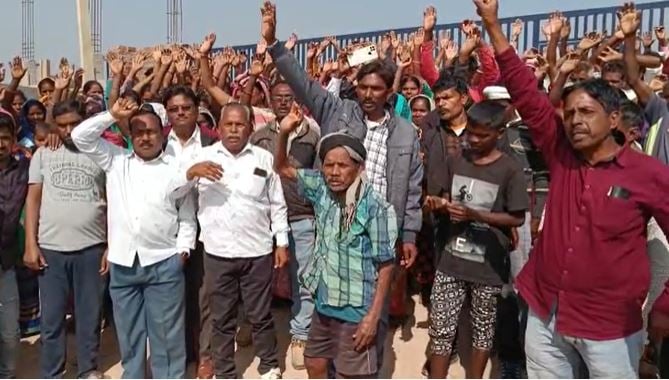 लोहरदगा: बॉक्साइट डंपिंग यार्ड को लेकर आपस में भिड़े ग्रामीण, जानिए क्या है मामला