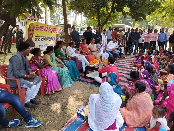 दुमका : उज्जवला दीदी संघ की बैठक में पहुंचे रघुवर दास, हेमंत सरकार पर बोला हमला