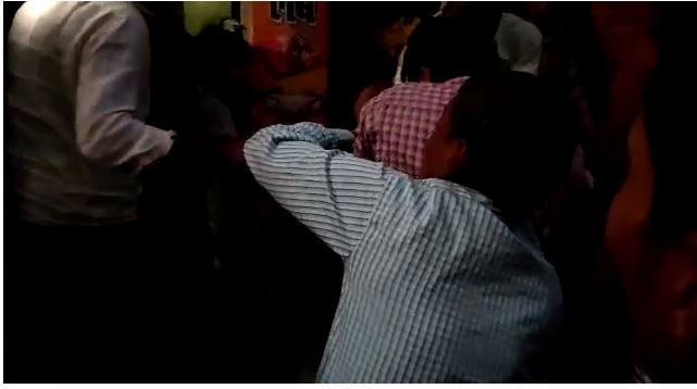 बिहार : शेखपुरा में बच्चियों के साथ अश्लील हरकत करते पकड़ाया शिक्षक, लोगों ने जमकर पीटा