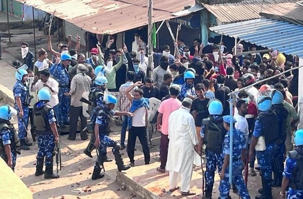 कमलदेव हत्याकांड:  शव के पवन चौक पहुंचते ही भड़की भावनाएं, भीड़ ने की नारेबाजी, पुलिस वाहन और दुकानों में तोड़फोड़