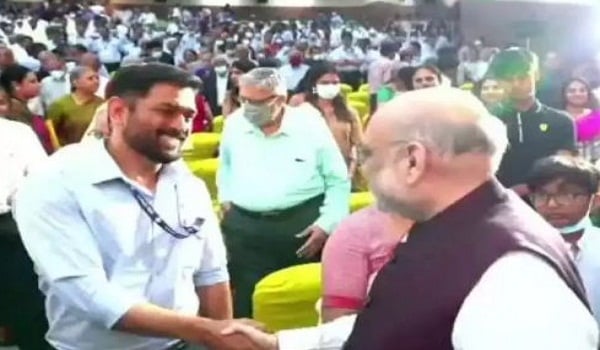 क्या BJP ज्वाइन करने वाले हैं धोनी, ये फोटो खूब हो रहा वायरल