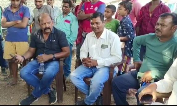 आदित्यपुर: लगातार बढ़ रही चोरी की घटनाओं को लेकर लोग हुए आक्रोशित, ग्रामीणों ने थाना प्रभारी का किया घेराव