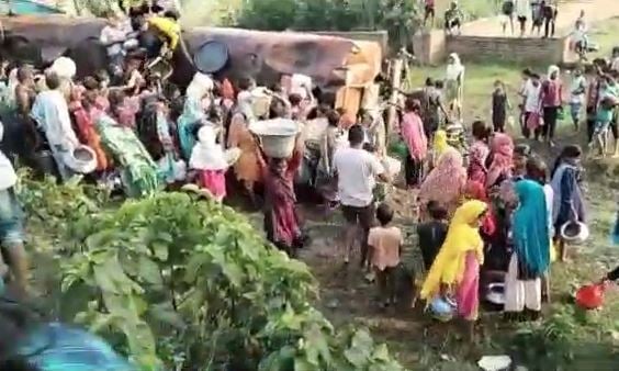 बांका: केमिकल से लदा हुआ टैंकर हुआ दुर्घटनाग्रस्त, तेल समझकर लोगों में लूटने की मची होड़