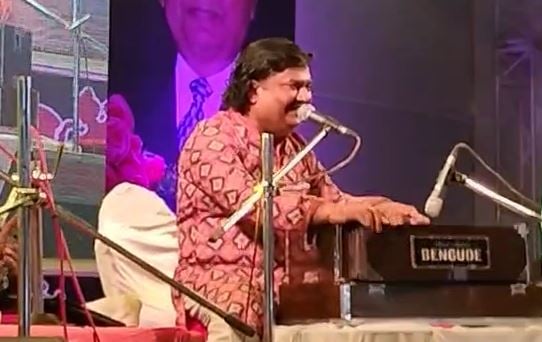 चंपारण सांस्कृतिक मोहत्सव में ख्याति प्राप्त गायकों ने अपने सुरों की बहायी गंगा, उस्मान मीर के गजल और भजनों ने लोगों को रखा बांधे