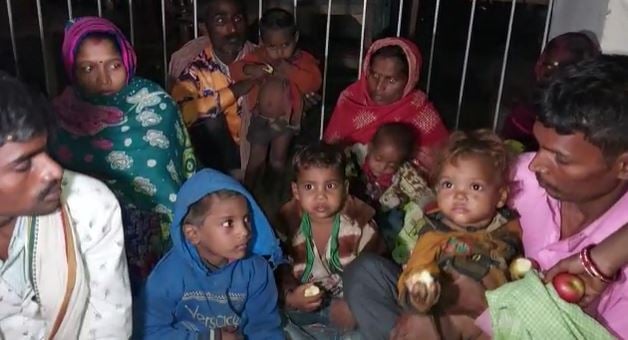 गोपालगंज : छुआछूत का आरोप लगाकर महादलित परिवार को दबंगों ने गांव से निकाला, सरकार से लगा रहे मदद की गुहार