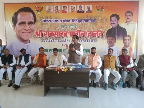 चाईबासा : BJP कार्यालय में भाजपा लोकसभा प्रवास योजना के तहत बैठक, मंत्री भी हुए शामिल, जानिए