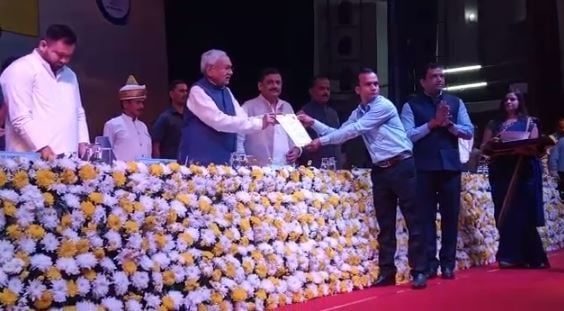 CM नीतीश कुमार ने पटना में बांटा नियुक्ति पत्र, डिप्टी सीएम तेजस्वी भी रहें मौजूद