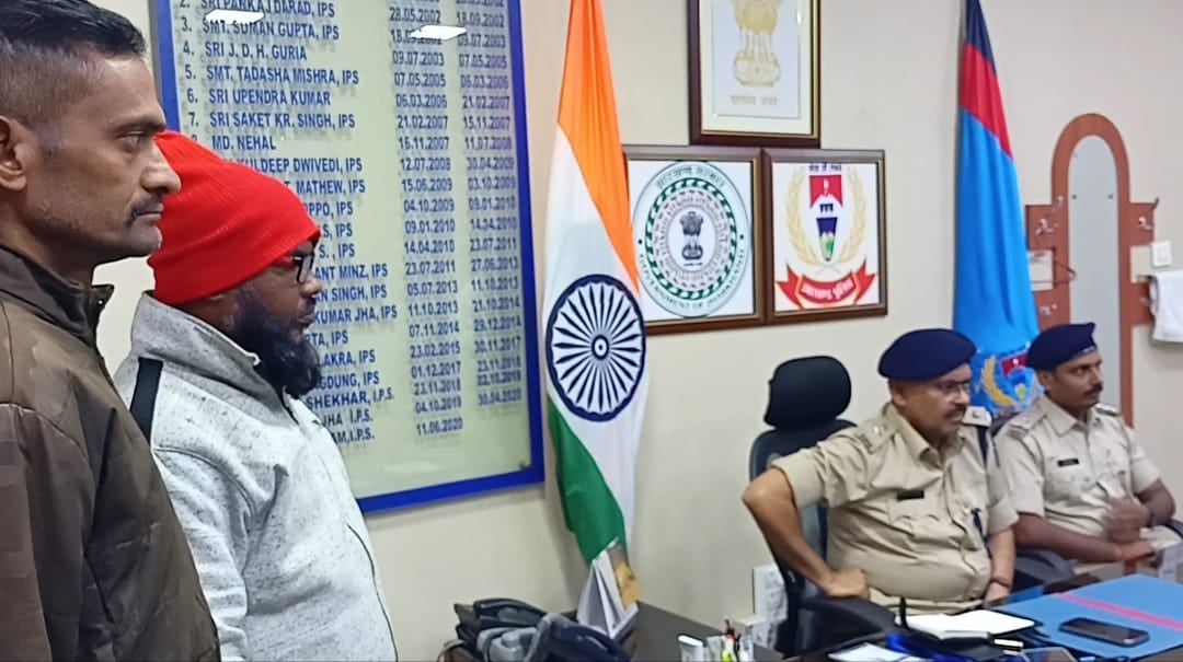 पीठौरीय थाना क्षेत्र में हुई हत्या मामले के आरोपी ने एसपी के समक्ष किया आत्म समर्पण