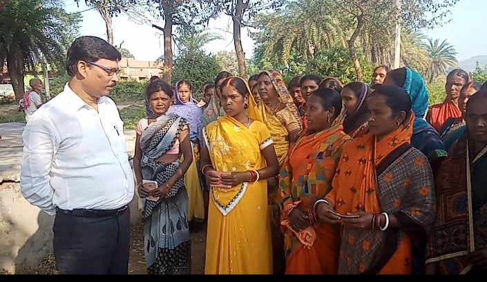 जनवितरण प्रणाली के दुकानदार पर निर्धारित राशन से कम राशन देने का आरोप, जिला आपूर्ति पदाधिकारी ने किया दुकान का निरीक्षण