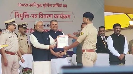 पटना : सीएम नीतीश ने दस हजार पुलिसकर्मियों को सौंपा नियुक्ति पत्र, दिए कई निर्देश