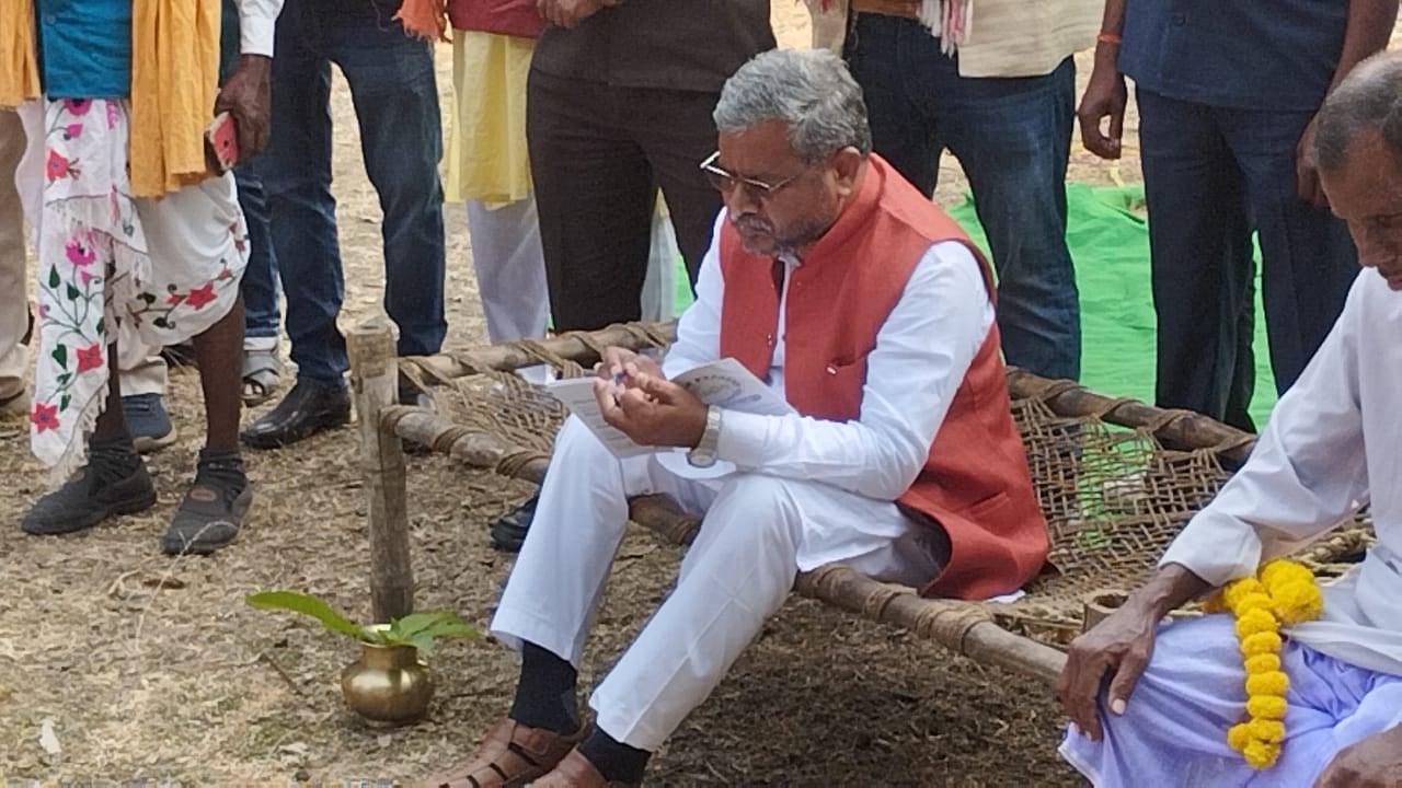 दुमका: रैयतों के बुलाने पर शिकारीपाड़ा पहुंचे बाबूलाल मरांडी, समस्याओं को लेकर लड़ाई लड़ने का दिया भरोसा