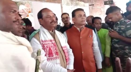 कमलदेव गिरी हत्याकांड: परिवार वालों से मिलने पहुंचे पूर्व सीएम रघुवर दास, सीबीआई जांच का दिया भरोसा