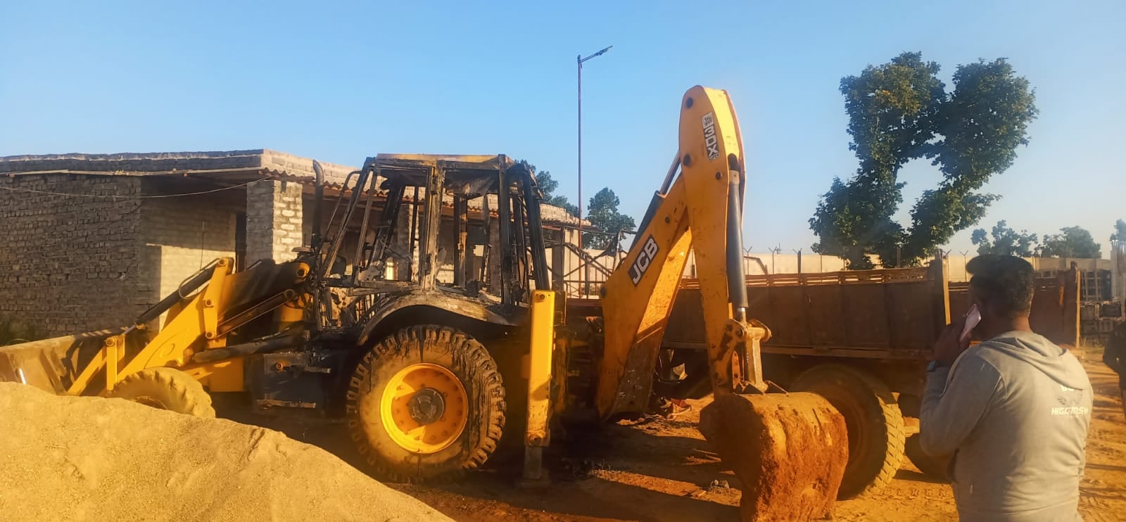 सिमडेगा : पावर ग्रिड निर्माण कार्य में लगे जेसीबी व ट्रैक्टर में PLFI उग्रवादियों ने लगाई आग, फायरिंग भी की