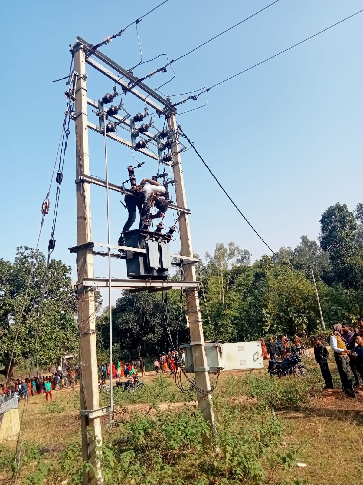 बिरनी में ट्रांसफार्मर ठीक करने गए बिजली कर्मी की मौत, घंटों हाईटेंशन तार से झूलता रहा शव