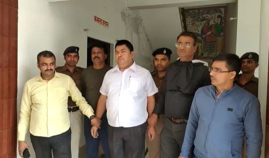सीतामढ़ी : दो लाख रुपए घूस लेते विजलेंस ने ड्रग इंस्पेक्टर को दबोचा, जांच के नाम पर मांग रहे थे घूस