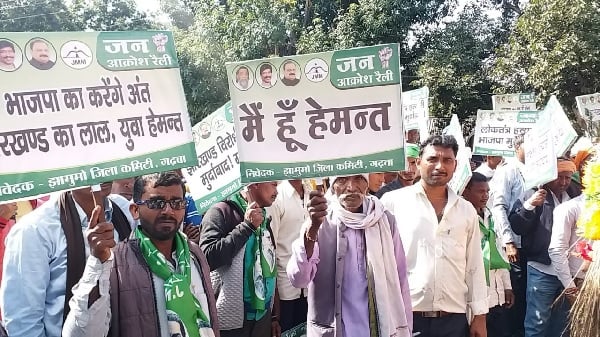 सीएम हेमंत सोरेन के समर्थन में सड़कों पर उतरे झामुमो कार्यकर्ता, लगाए भाजपा मुर्दाबाद के नारे