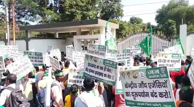 ED दफ्तर में पिछले 5 घंटे से सीएम से चल रही पूछताछ, सीएम आवास में विधायक कर रहे कार्यकर्ताओं को संबोधित