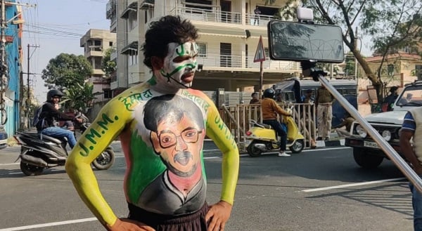 सीएम हेमंत सोरेन का जबरा फैन पहुंचा ED दफ्तर, पूरे शरीर पर करा रखा था पेंट