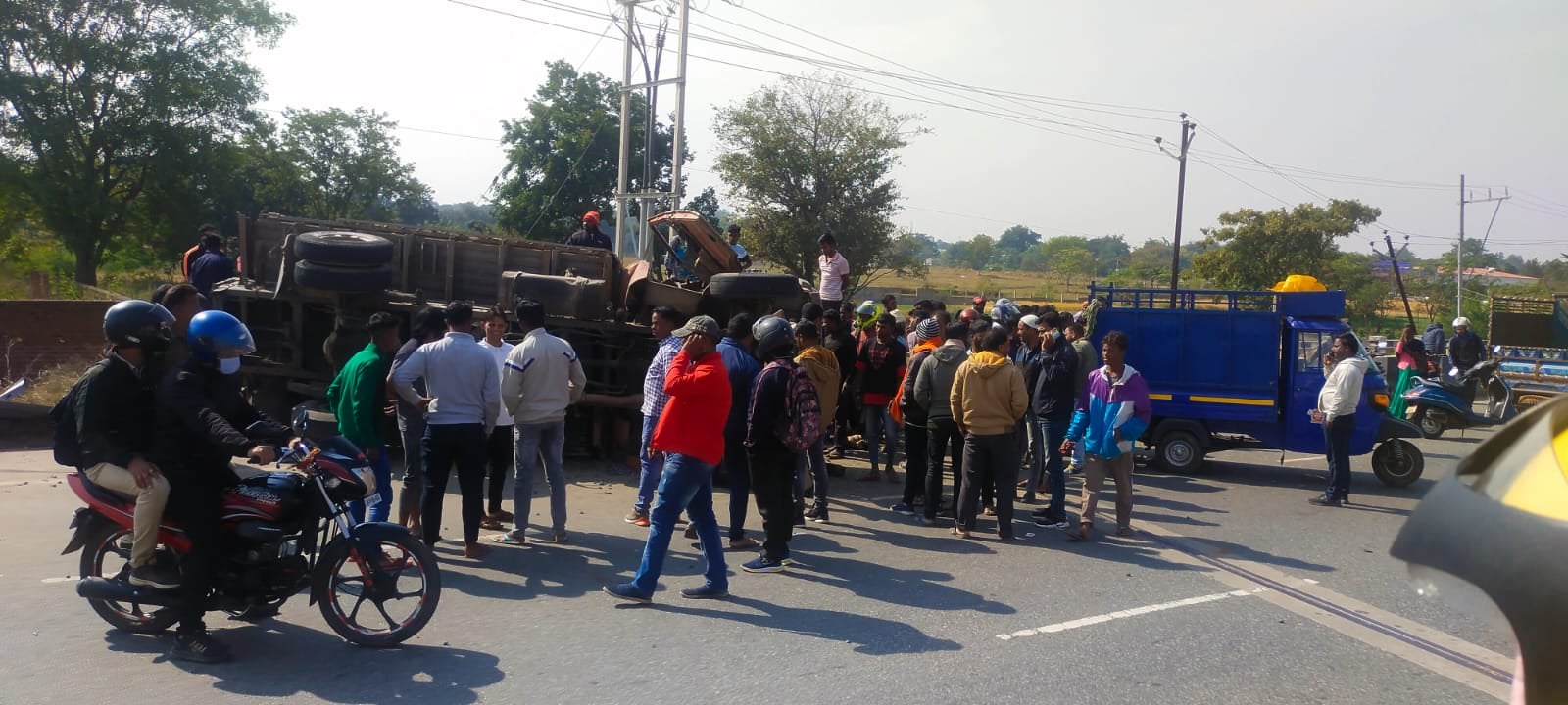 चिप्स लदा वाहन पलटा, दो की मौत, जानिए कहां हुआ हादसा