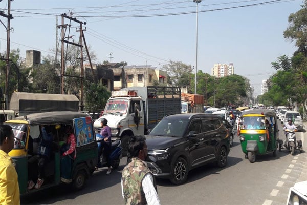 सड़कों पर JMM कार्यकर्ता और कांके रोड पूरी तरह से जाम