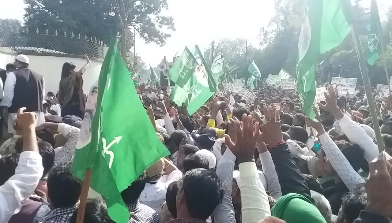 मुख्यमंत्री के आवाहन के बाद वापस अपने जिले लौट रहें झामुमो कार्यकर्ता, जानिए