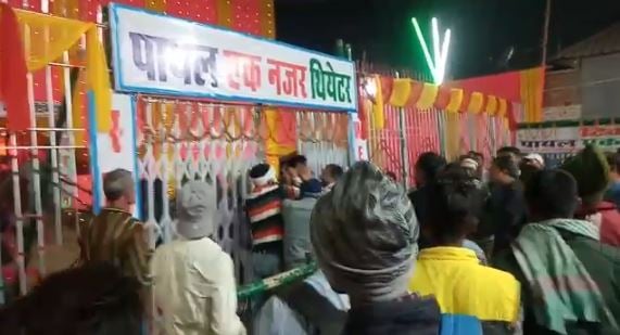 सोनपुर मेला में मचा बवाल, दबंगों ने थिएटर के अंदर घुसकर थिएटर संचालकों की पिटाई