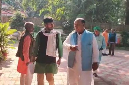 अधिकारी पर सवाल उठाना राजद कार्यकर्ता को पड़ा भारी, पार्टी ने लगा दी क्लास