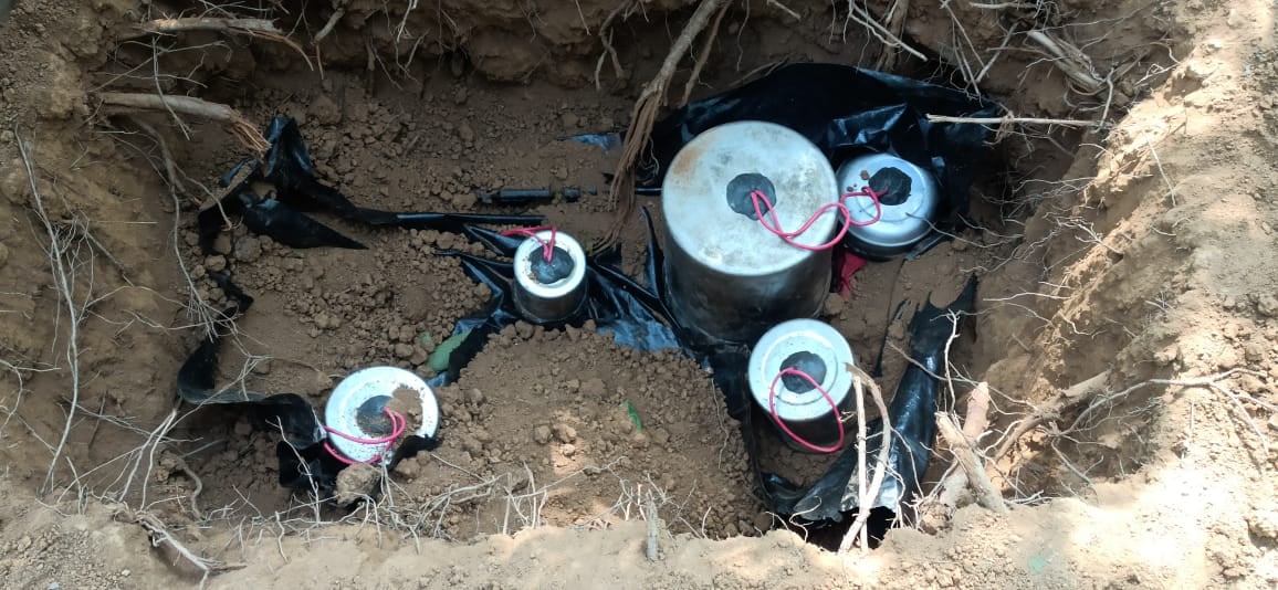 माओवादियों के मनसूबों पर चाईबासा पुलिस ने फेरा पानी, पुलिस को उड़ाने के लिए रखे गए पांच केन बम बरामद