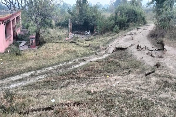 धनबाद में लगातार दूसरे दिन भू-धसान, पहाड़ी गोड़ा स्थित शिव मंदिर एक फीट नीचे धंसा